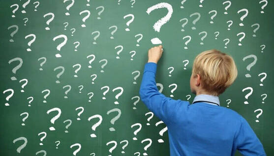 Enfant écrivant à un tableau