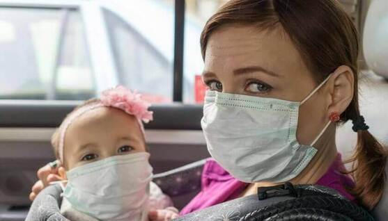 Mère et fille portant un masque