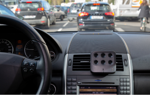Luftionisator auf dem Armaturenbrett eines Autos im Verkehr